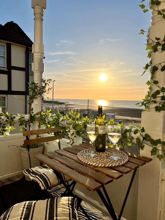 A View Of The Bay- Panoramic Sea Views- Sleeps 4 Lägenhet Westgate-on-Sea Exteriör bild